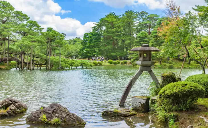 Explore Kenroku-en with an expert