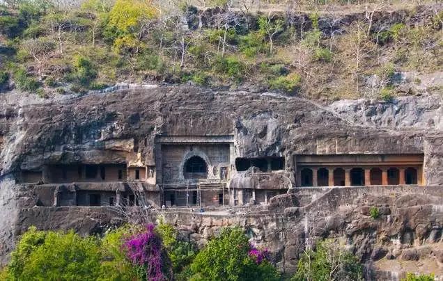 DAY 2: EXPLORE AJANTA